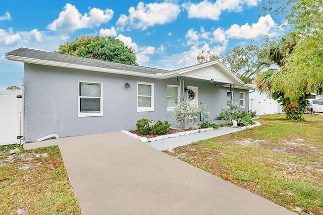 ranch-style house featuring a front lawn