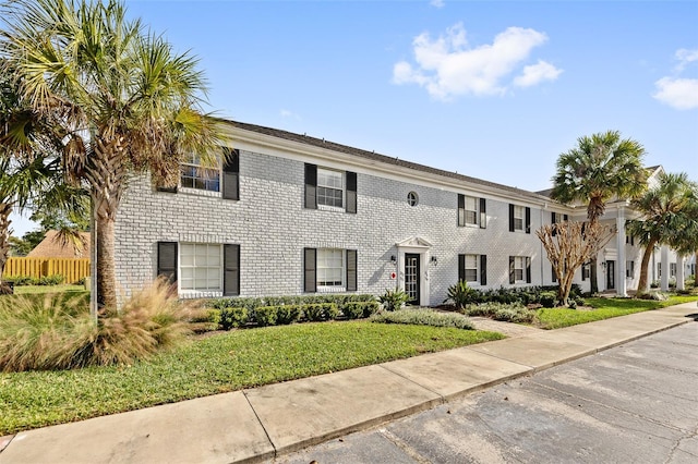 view of front of property featuring a front yard