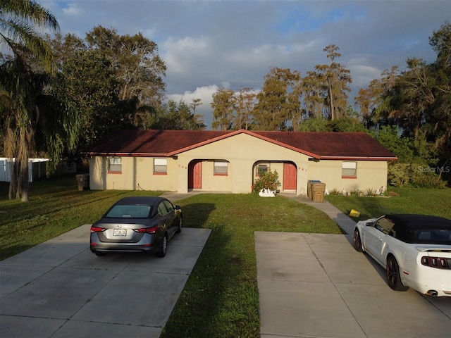 view of front of property featuring a front lawn