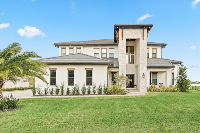 view of front of property featuring a front yard