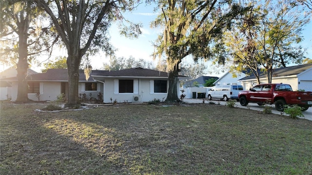 ranch-style house featuring a front yard