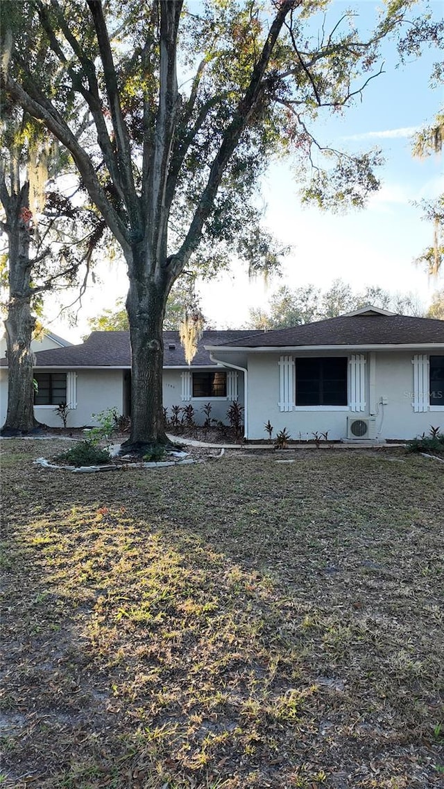 view of front of home featuring a front yard