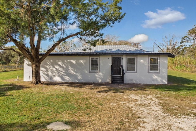 view of front facade featuring a front yard