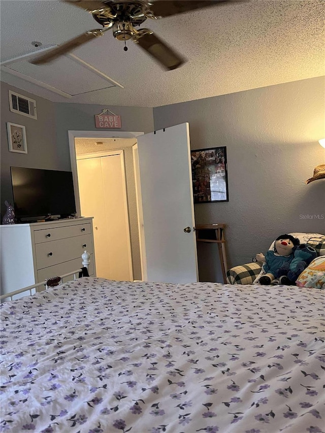 bedroom featuring ceiling fan and a textured ceiling