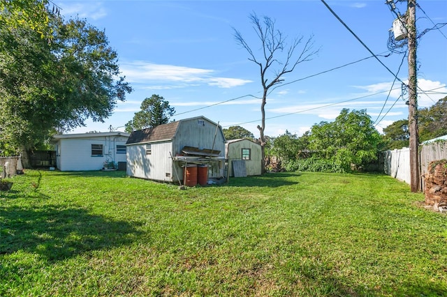 view of yard featuring a storage shed