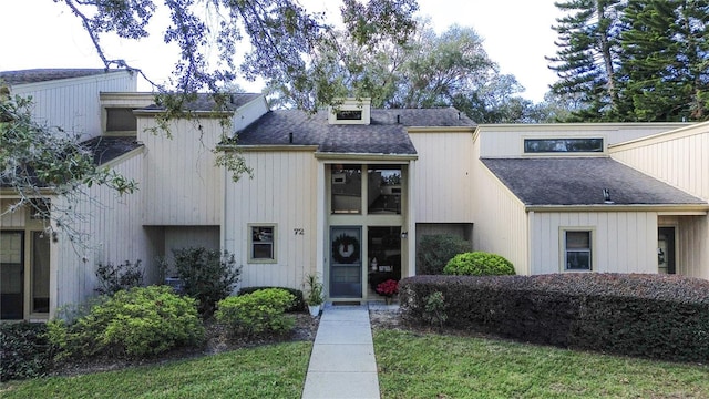 view of front facade featuring a front yard