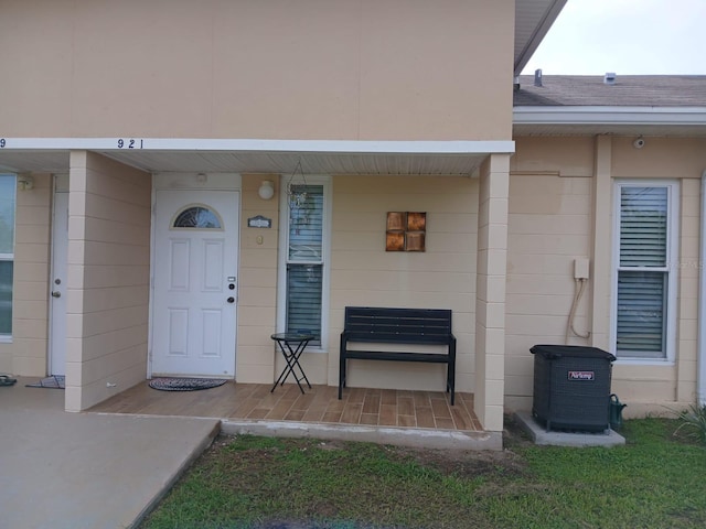 property entrance with covered porch