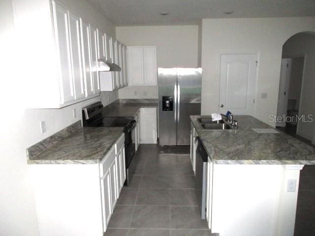 kitchen with sink, stainless steel appliances, a center island with sink, white cabinets, and exhaust hood