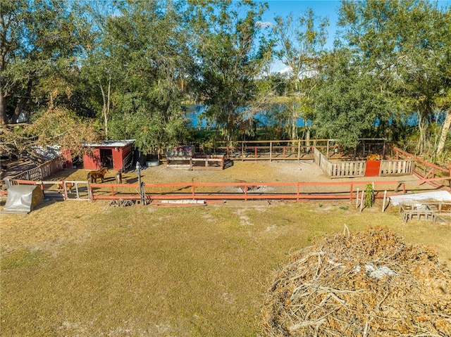 view of yard with an outdoor structure