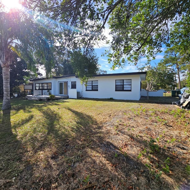 view of front facade featuring a front lawn