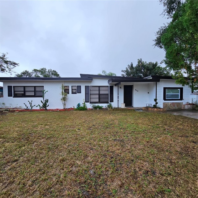 single story home with a front yard