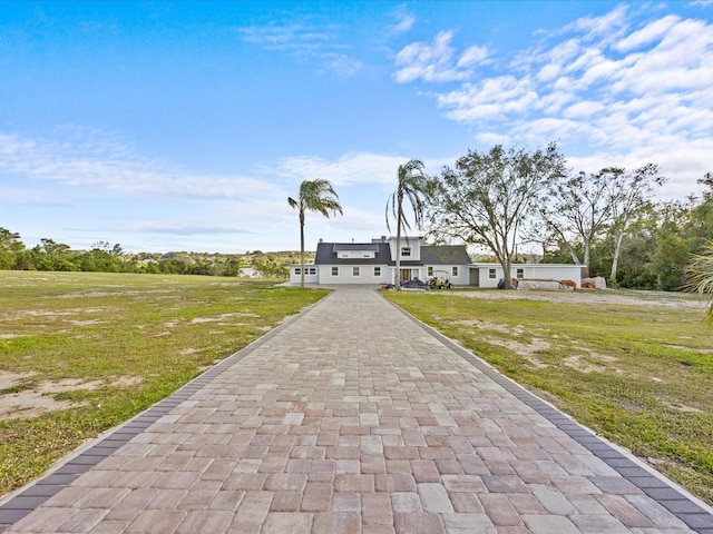 view of front facade featuring a front lawn