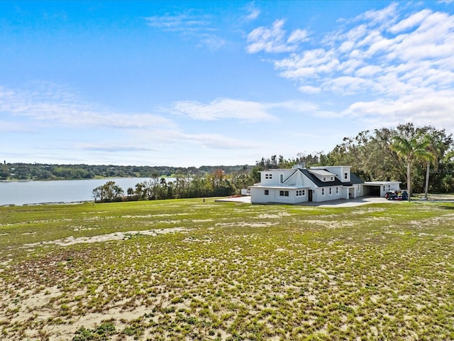 view of yard featuring a water view