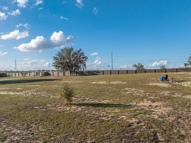 view of yard featuring a rural view