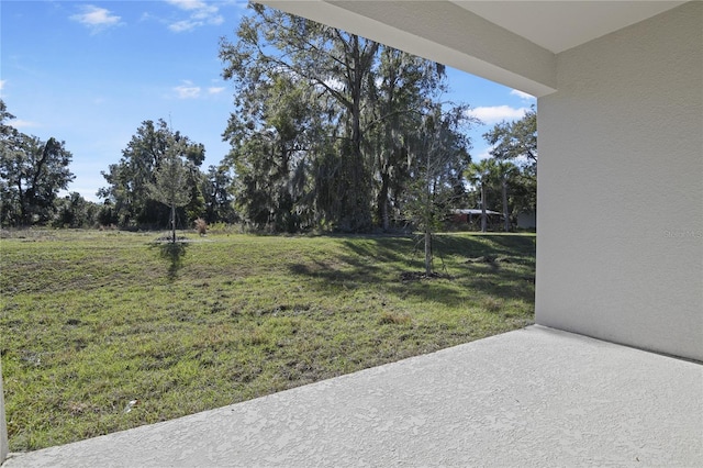 view of yard featuring a patio