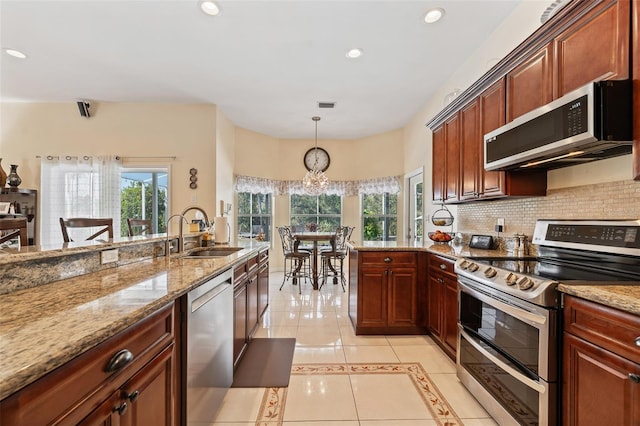 kitchen with tasteful backsplash, visible vents, stainless steel appliances, a sink, and recessed lighting