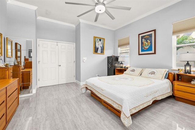 bedroom with light wood-type flooring, a closet, ceiling fan, and ornamental molding