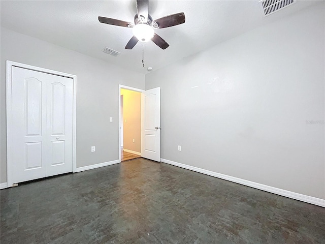 unfurnished bedroom with ceiling fan and a closet