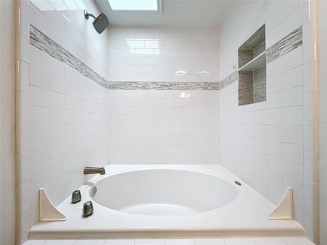 bathroom with tiled shower / bath