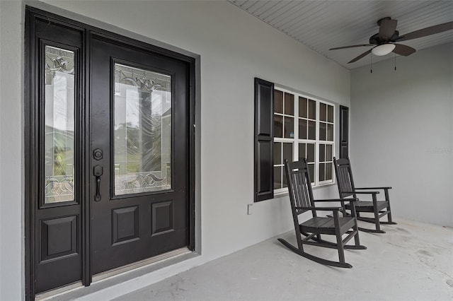 property entrance with ceiling fan and covered porch