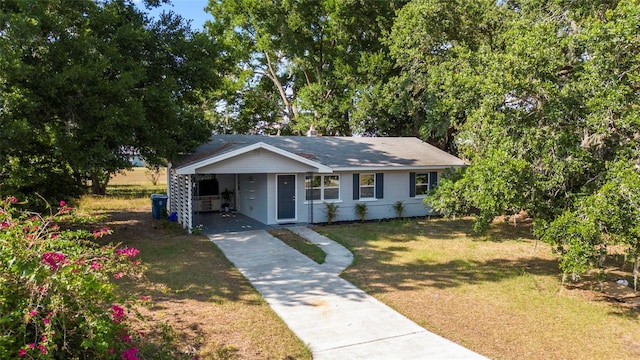 view of front of home featuring a front yard and a carport