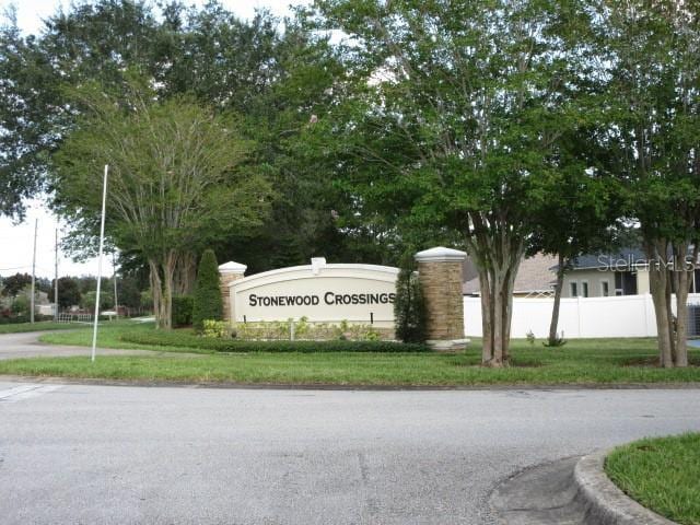 community sign featuring a yard