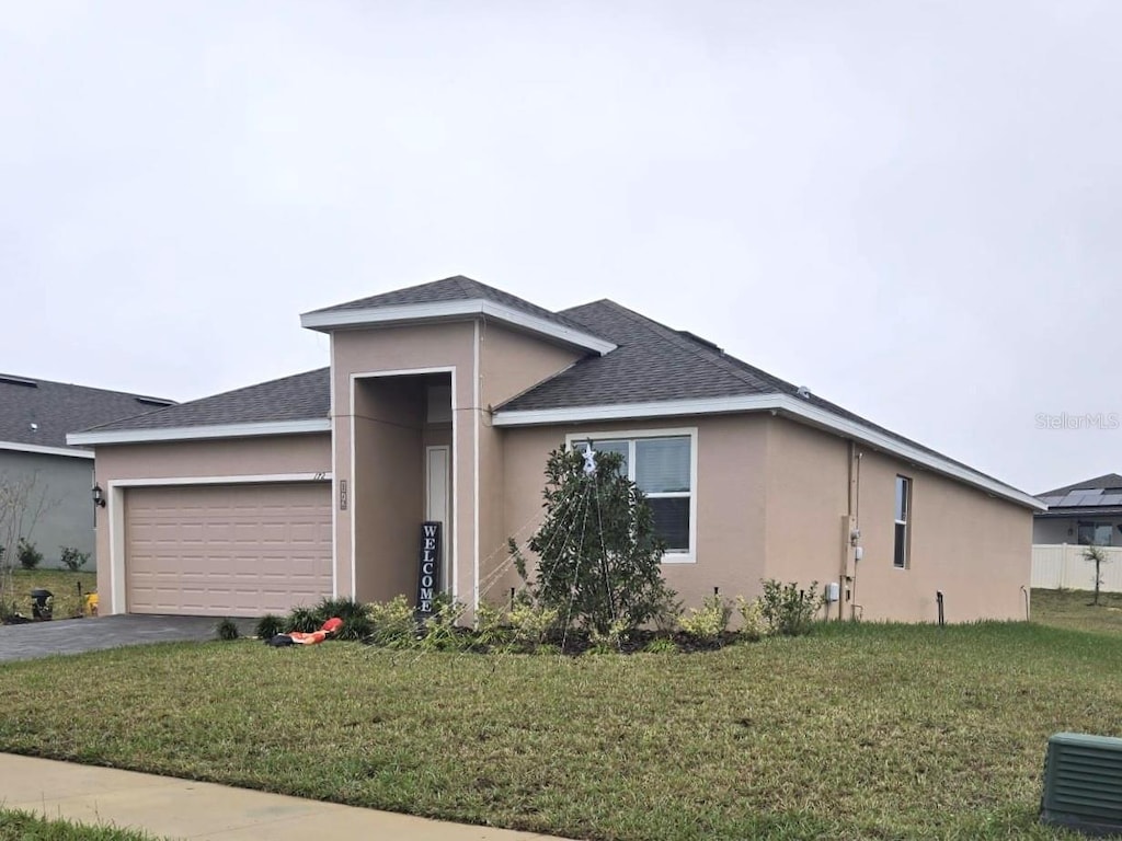 view of front facade featuring a front lawn and a garage