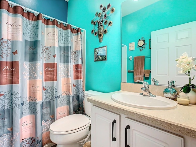 bathroom featuring a shower with curtain, vanity, and toilet