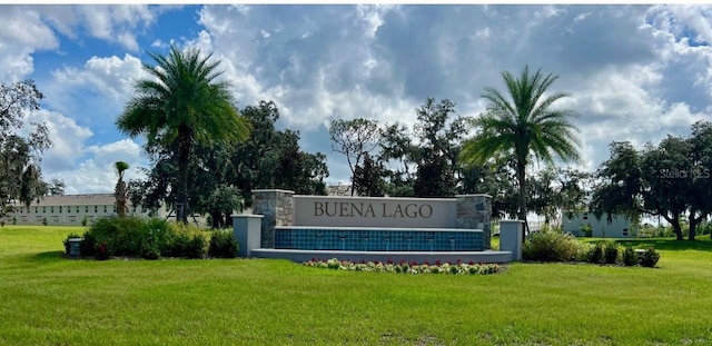 community / neighborhood sign featuring a lawn