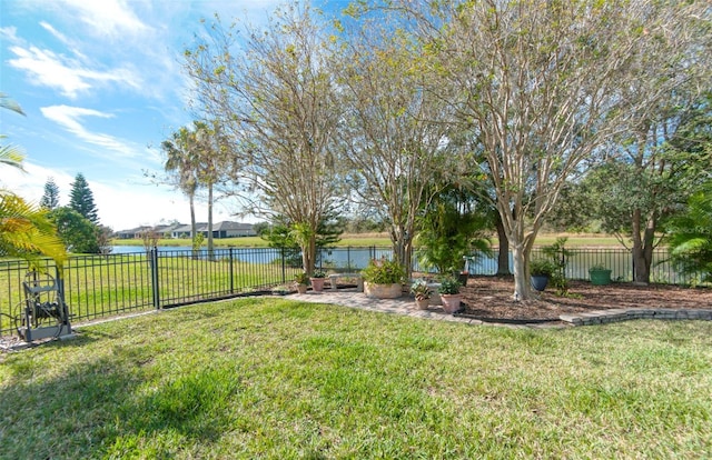 view of yard featuring a water view