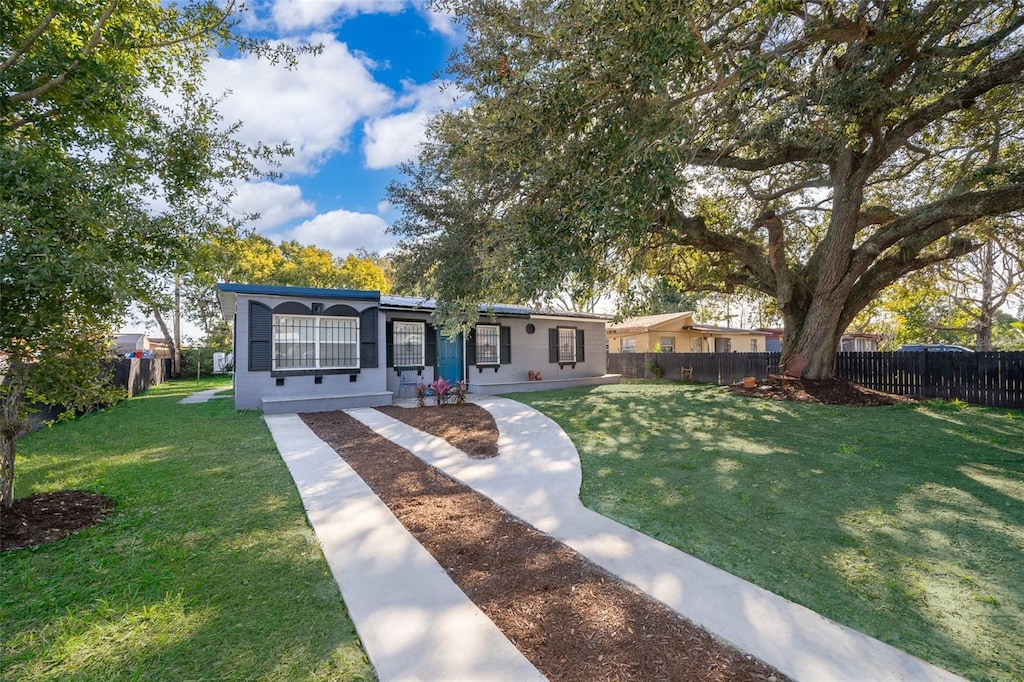 single story home with a front yard