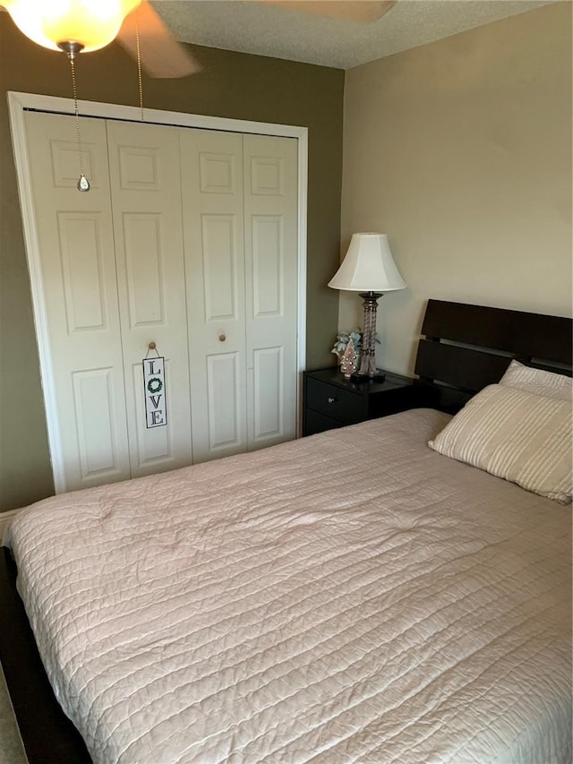 bedroom featuring ceiling fan and a closet