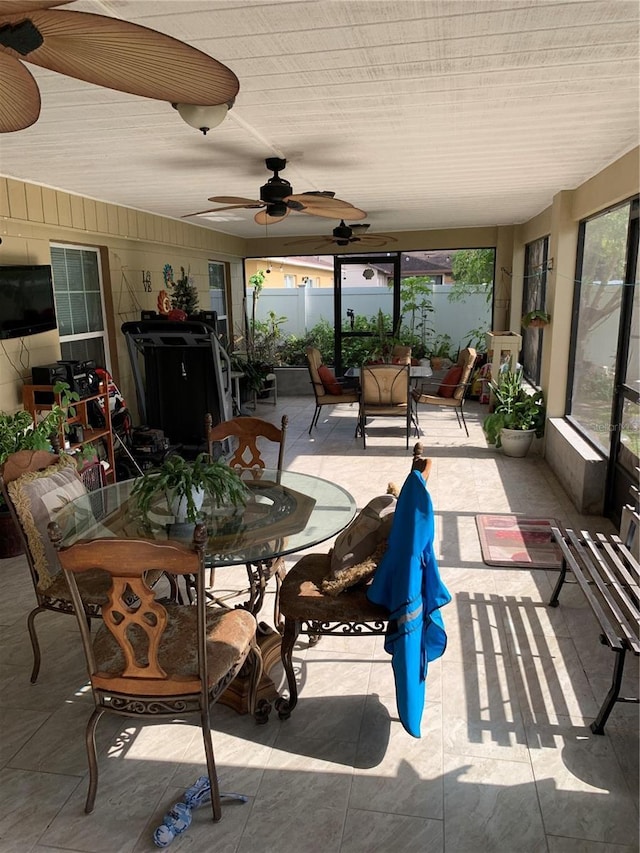 sunroom / solarium with ceiling fan