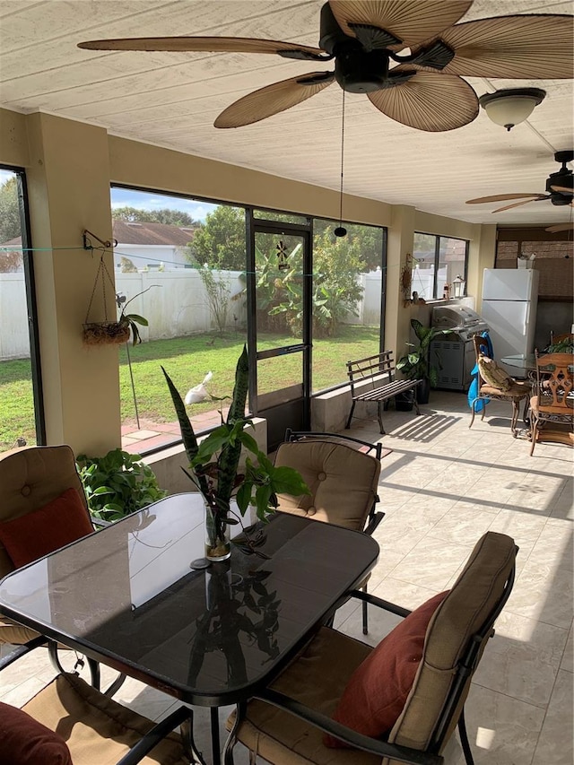 sunroom / solarium with ceiling fan