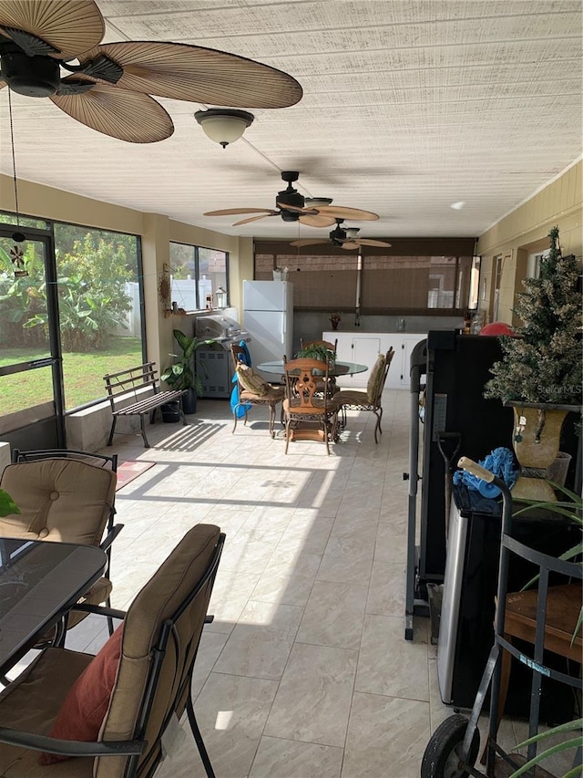 sunroom featuring ceiling fan