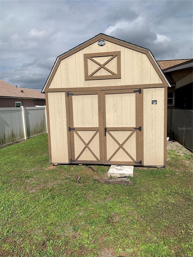 view of outdoor structure featuring a yard