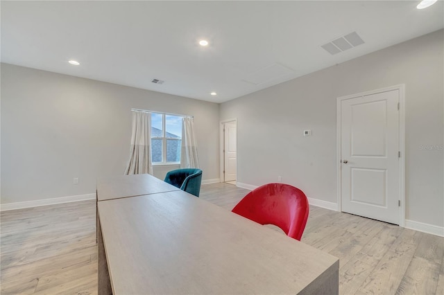 home office featuring light wood-style floors, baseboards, visible vents, and recessed lighting