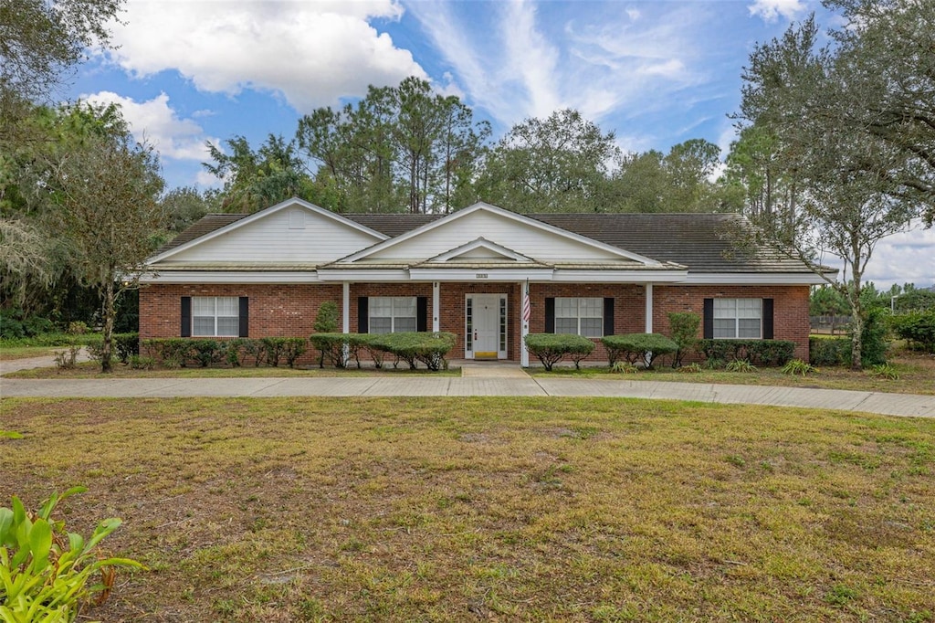 ranch-style house featuring a front yard