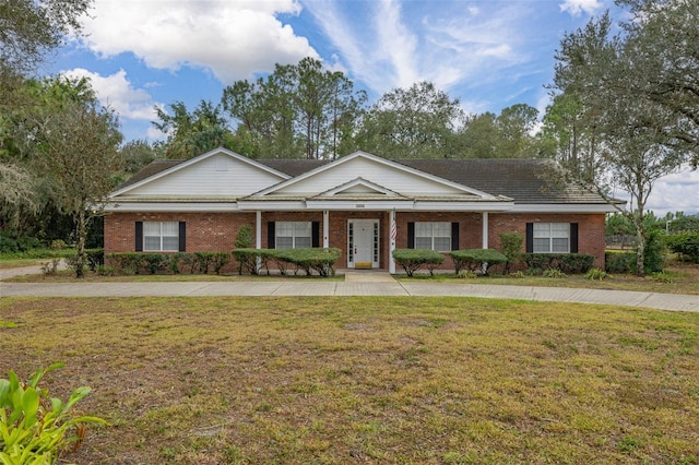 ranch-style house featuring a front yard