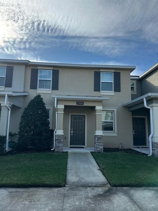 view of front facade featuring a front lawn