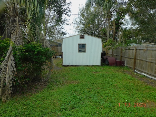 view of yard featuring a shed