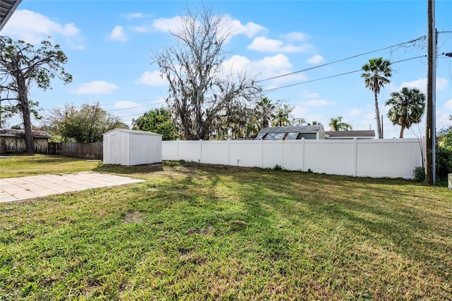 view of yard featuring a shed