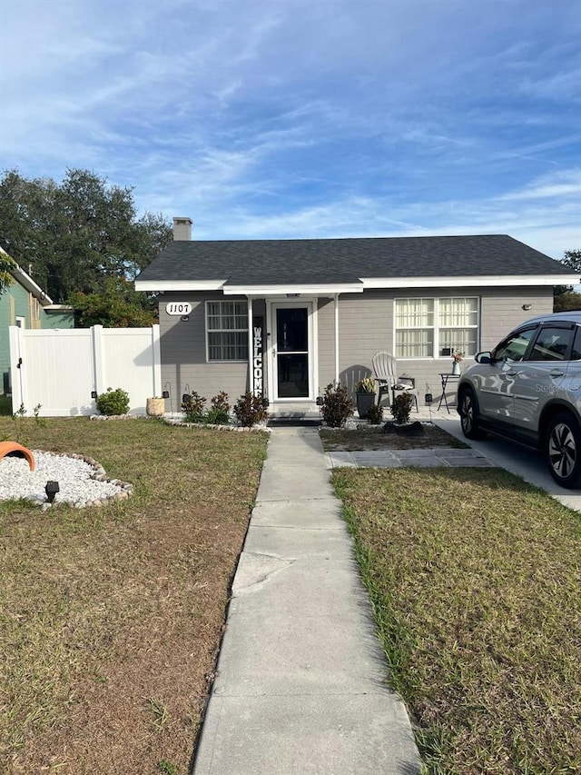 view of front of home featuring a front yard