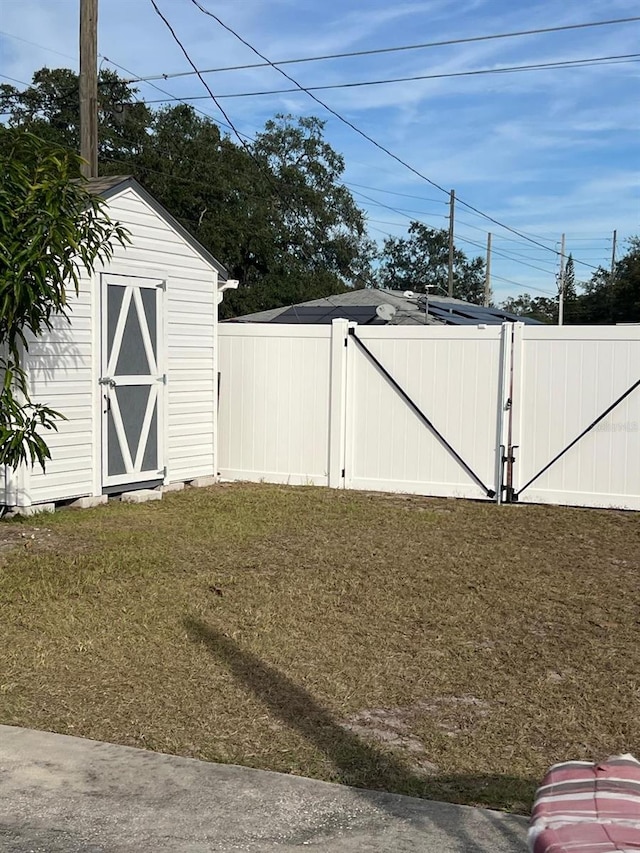 view of yard featuring a storage unit