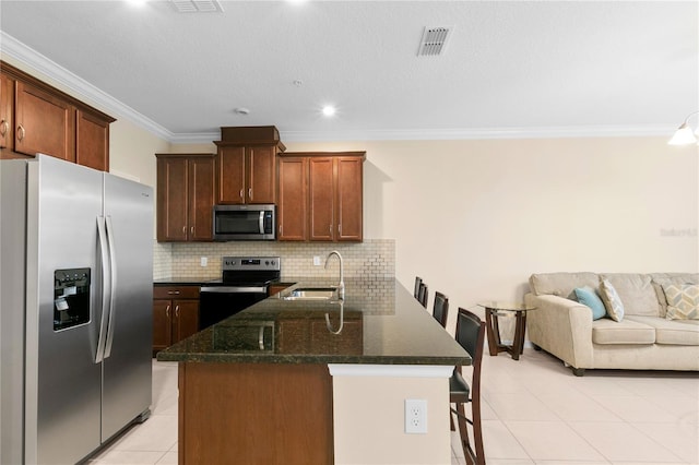 kitchen with a breakfast bar, backsplash, sink, kitchen peninsula, and stainless steel appliances