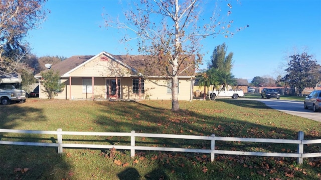 view of front of house featuring a front yard