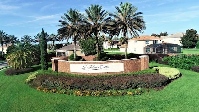 community / neighborhood sign featuring a yard