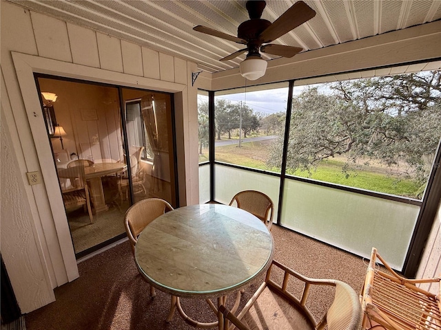 sunroom featuring ceiling fan