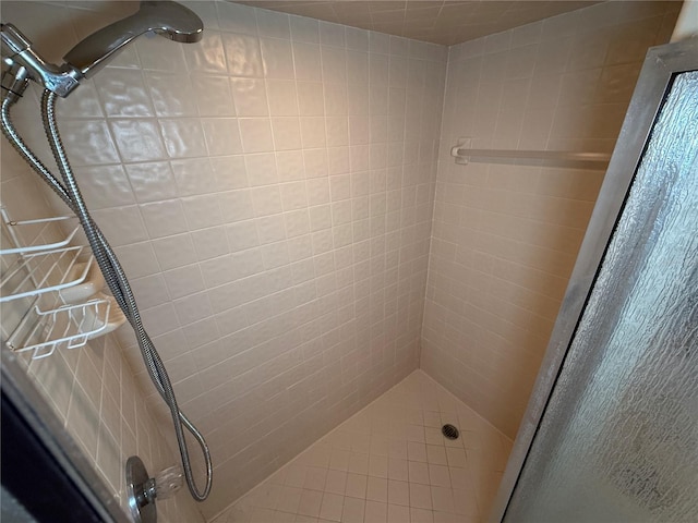 bathroom featuring tiled shower