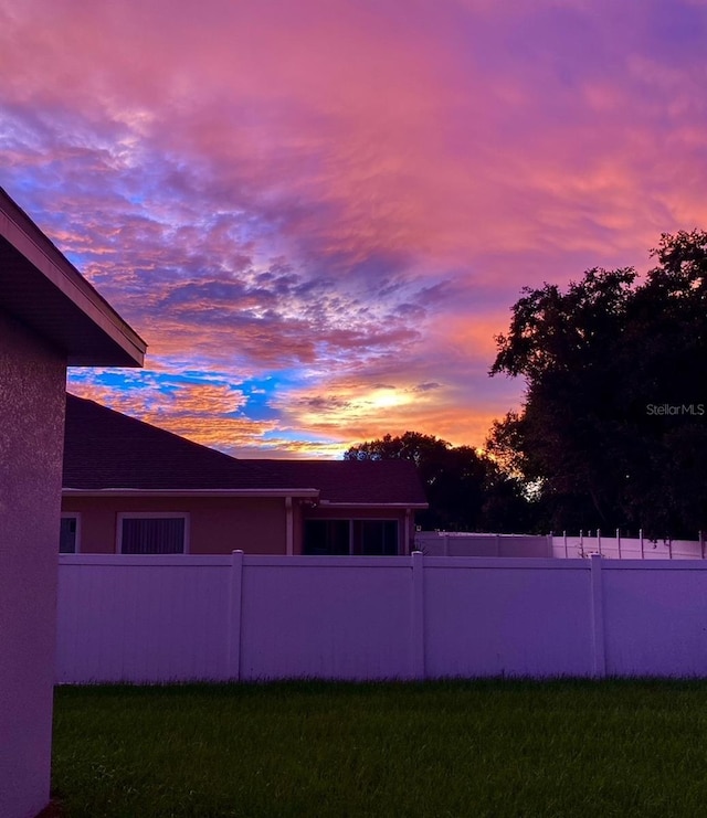 view of yard at dusk